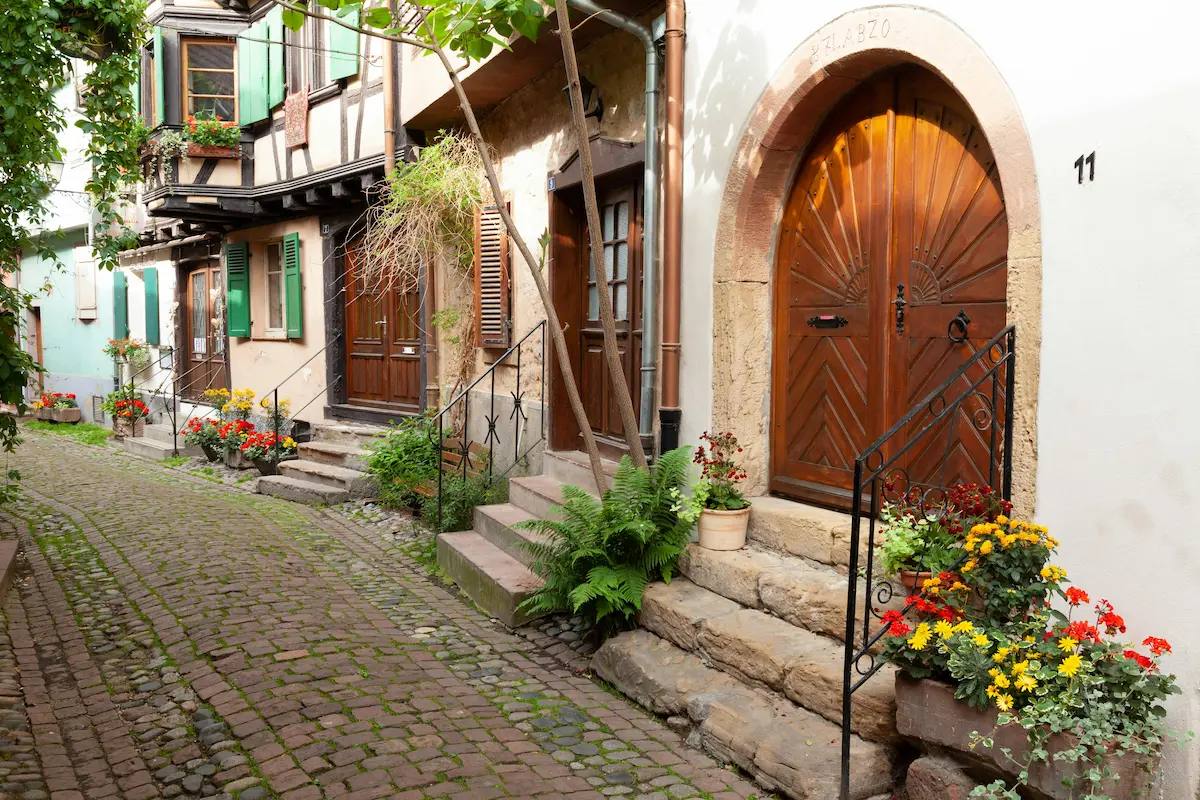 Returning to the same place by walking the same narrow street over time